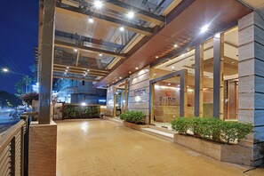 L’entrée d’un hôtel, avec un passage couvert, de grandes fenêtres et une enseigne indiquant « Comfort Inn ».