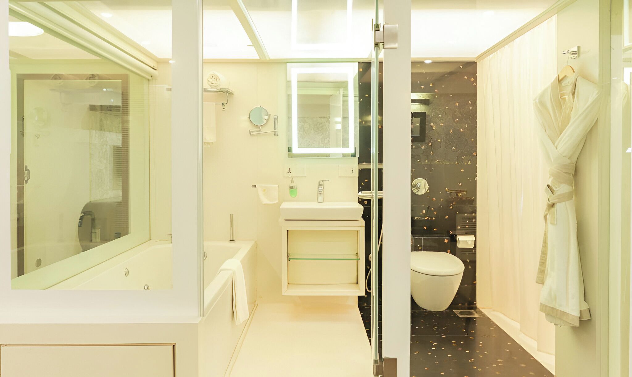 Executive Suite | Bathroom | Free toiletries, hair dryer, towels, soap