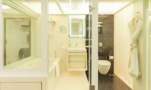 Artículos de tocador gratuitos, secador de pelo, toallas, jabón