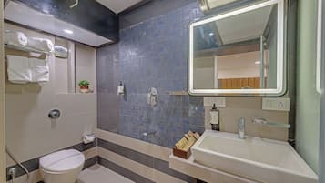 Deluxe Room, 1 Double Bed | Bathroom | Free toiletries, hair dryer, towels, soap