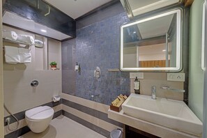 Chambre Deluxe, 1 lit double | Salle de bain | Articles de toilette gratuits, sèche-cheveux, serviettes fournies, savon