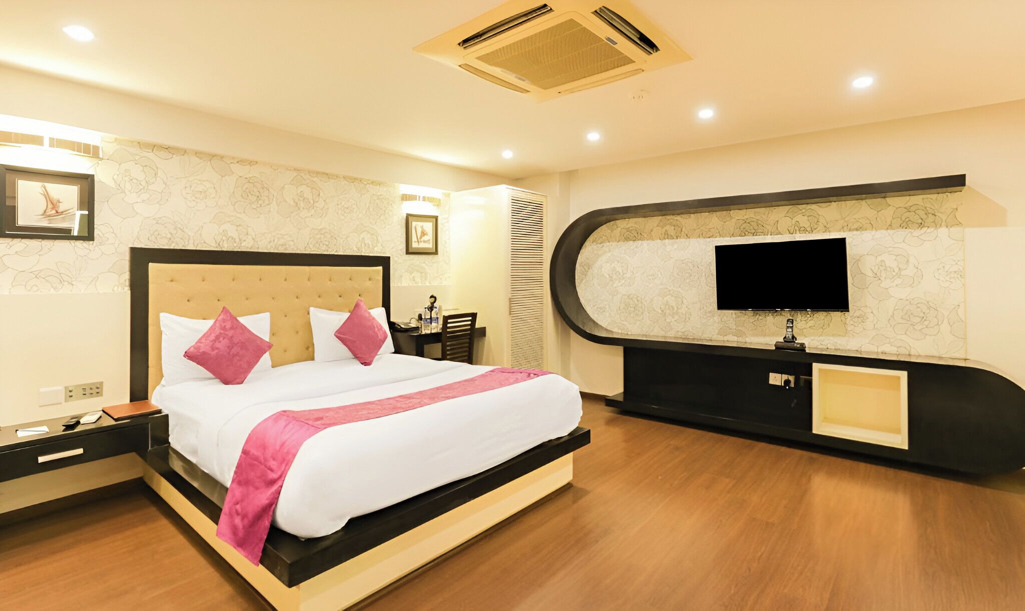 Executive Suite | In-room safe, free WiFi, bed sheets