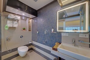 ห้องพรีเมียม | ห้องน้ำ | ของใช้ในห้องน้ำฟรี, ไดร์เป่าผม, ผ้าเช็ดตัว, สบู่