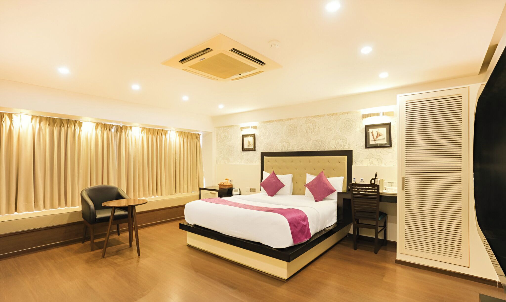 Executive Suite | In-room safe, free WiFi, bed sheets