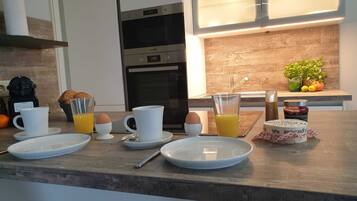 Kühlschrank, Mikrowelle, Ofen, Geschirrspüler