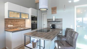 Kühlschrank, Mikrowelle, Ofen, Geschirrspüler