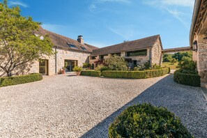Exterior - Villa Le Mirambeau – Luxury holiday villa in the Dordogne with pool and 6 bedrooms (Saint-Germain-des-Prés)