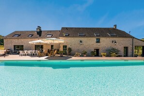 A heated pool - Villa Le Mirambeau – Luxury holiday villa in the Dordogne with pool and 6 bedrooms (Saint-Germain-des-Prés)