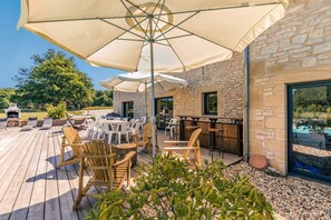 Outdoor dining - Villa Le Mirambeau – Luxury holiday villa in the Dordogne with pool and 6 bedrooms (Saint-Germain-des-Prés)
