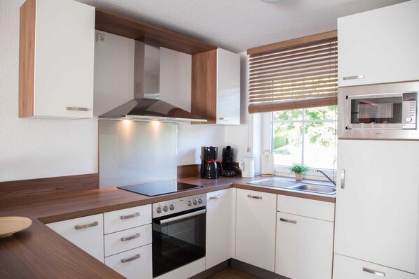 Kühlschrank, Mikrowelle, Ofen, Geschirrspüler