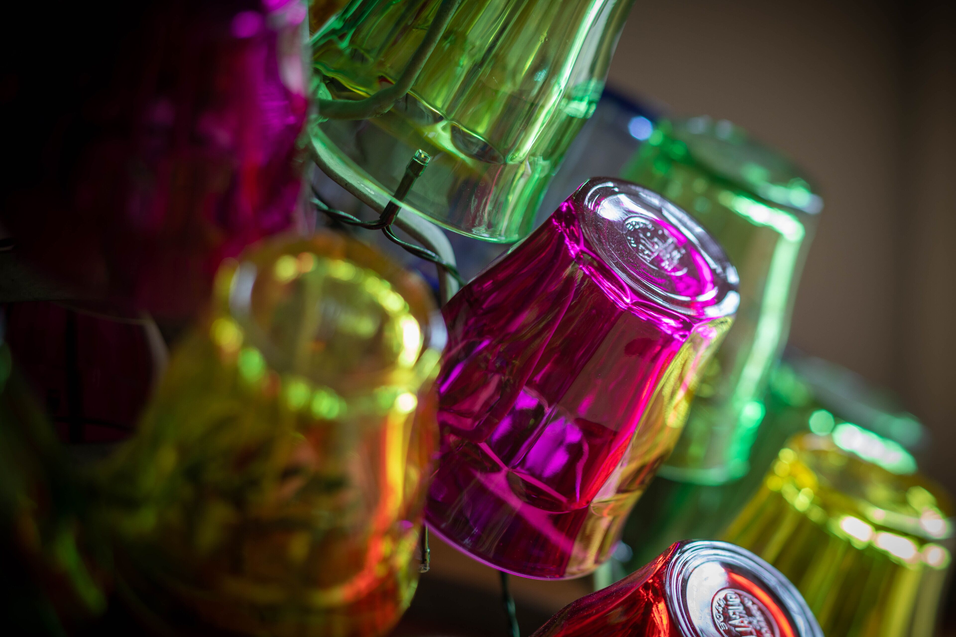 Nahaufnahme von farbigen Glasflaschen mit reflektierender Oberfläche.