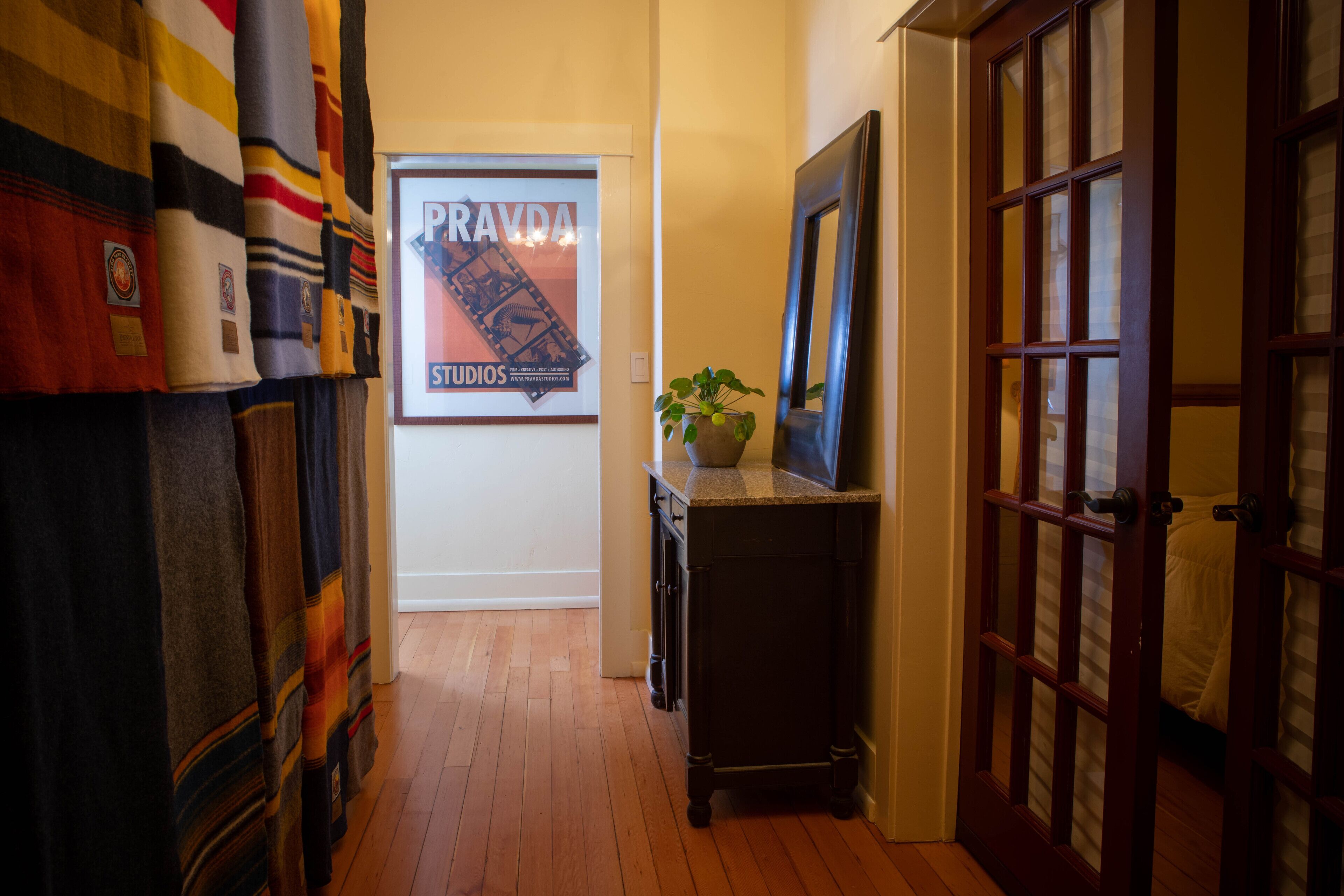 2 chambres, bureau, fer et planche à repasser, lit parapluie
