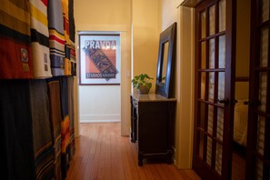 2 Schlafzimmer, Schreibtisch, Bügeleisen/Bügelbrett, Reisekinderbett