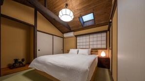 Unclassified image, 5 of 15, button - Kouhaku Nijojokita (Kyoto)