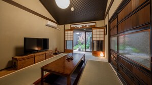 Unclassified image, 2 of 15, button - Kouhaku Nijojokita (Kyoto)