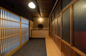 エリート ルーム | リビング エリア | 21 インチの液晶テレビ (ケーブル放送視聴可)、テレビ