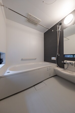 Elite-Zimmer | Badezimmer | Badewanne und Dusche (separat), Regendusche, Designer-Toilettenartikel