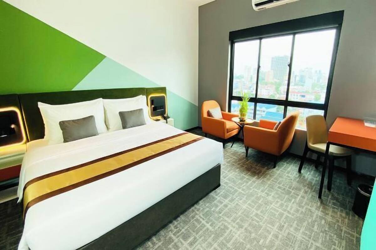 Ropa de cama de alta calidad, minibar, caja fuerte y escritorio