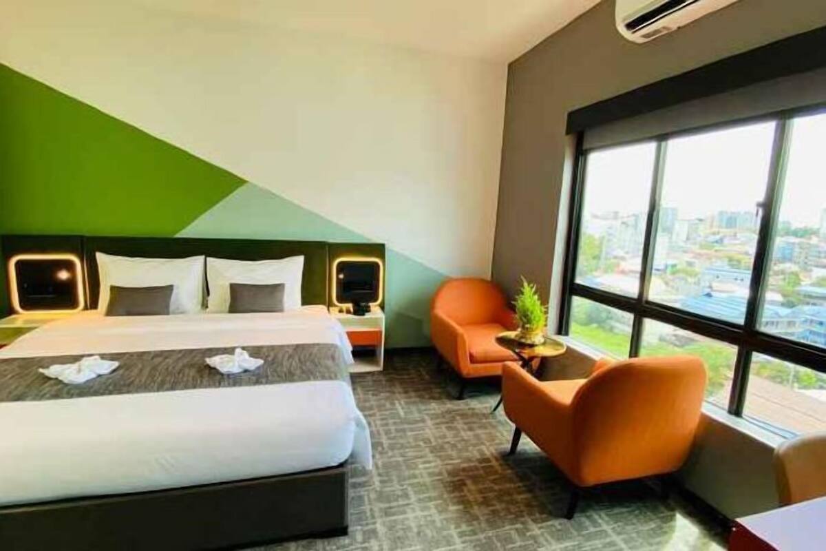 2 bedrooms, premium bedding, minibar, in-room safe