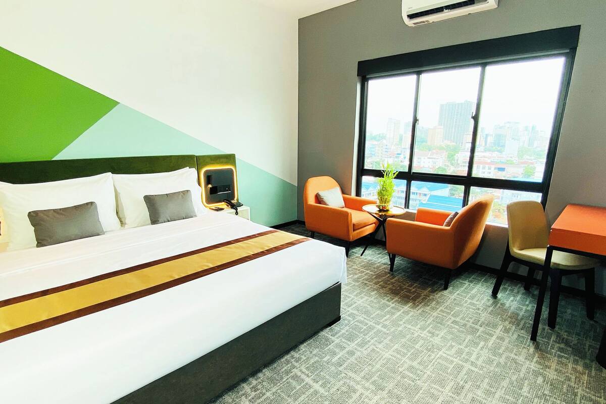 standard double room | premium bedding, minibar, in-room safe, desk