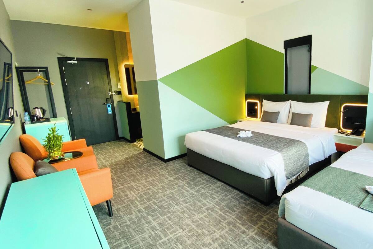 Habitación familiar | Ropa de cama de alta calidad, minibar, caja fuerte y escritorio