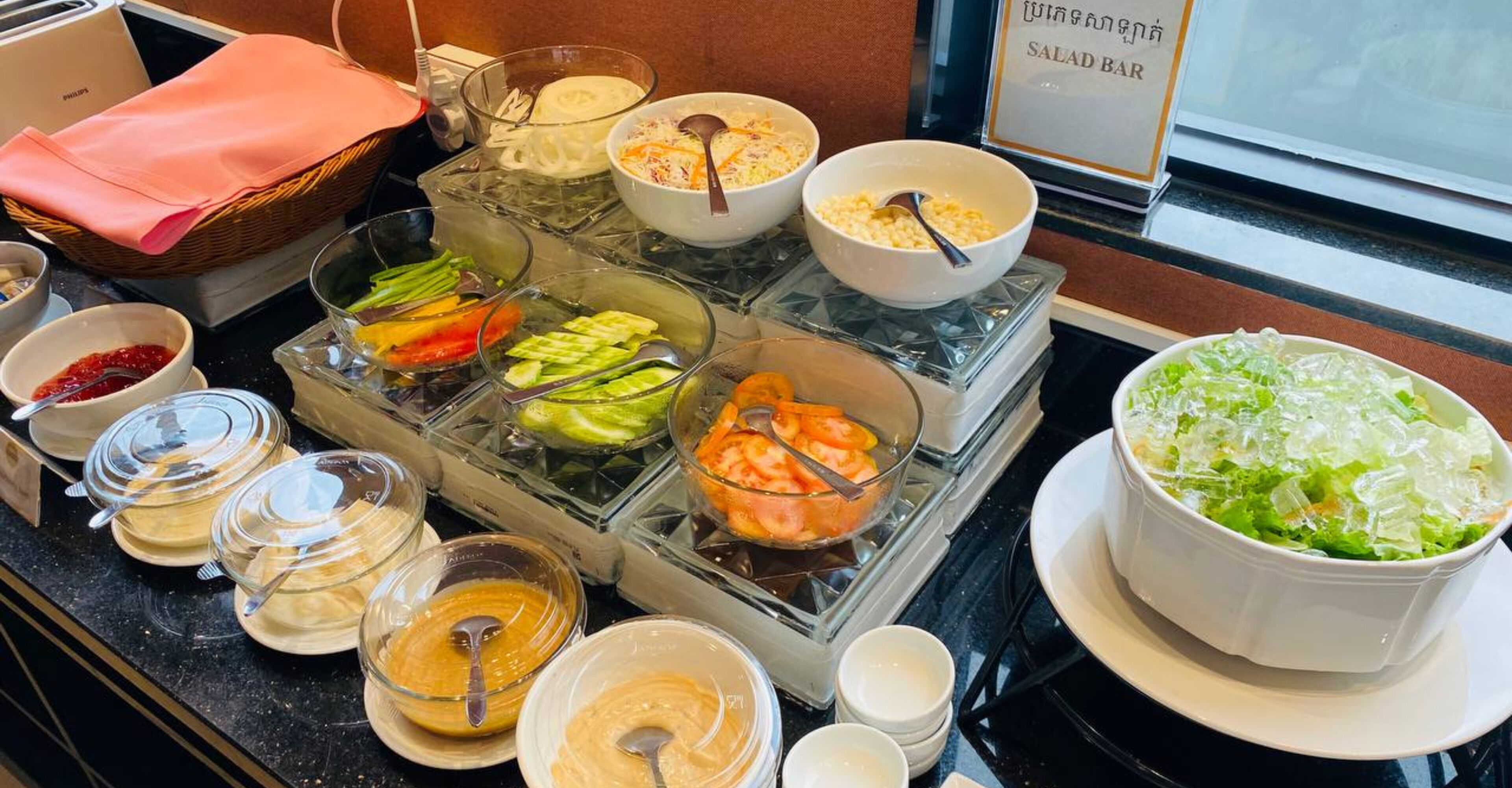 Un bufé con diversos alimentos y salsas.
