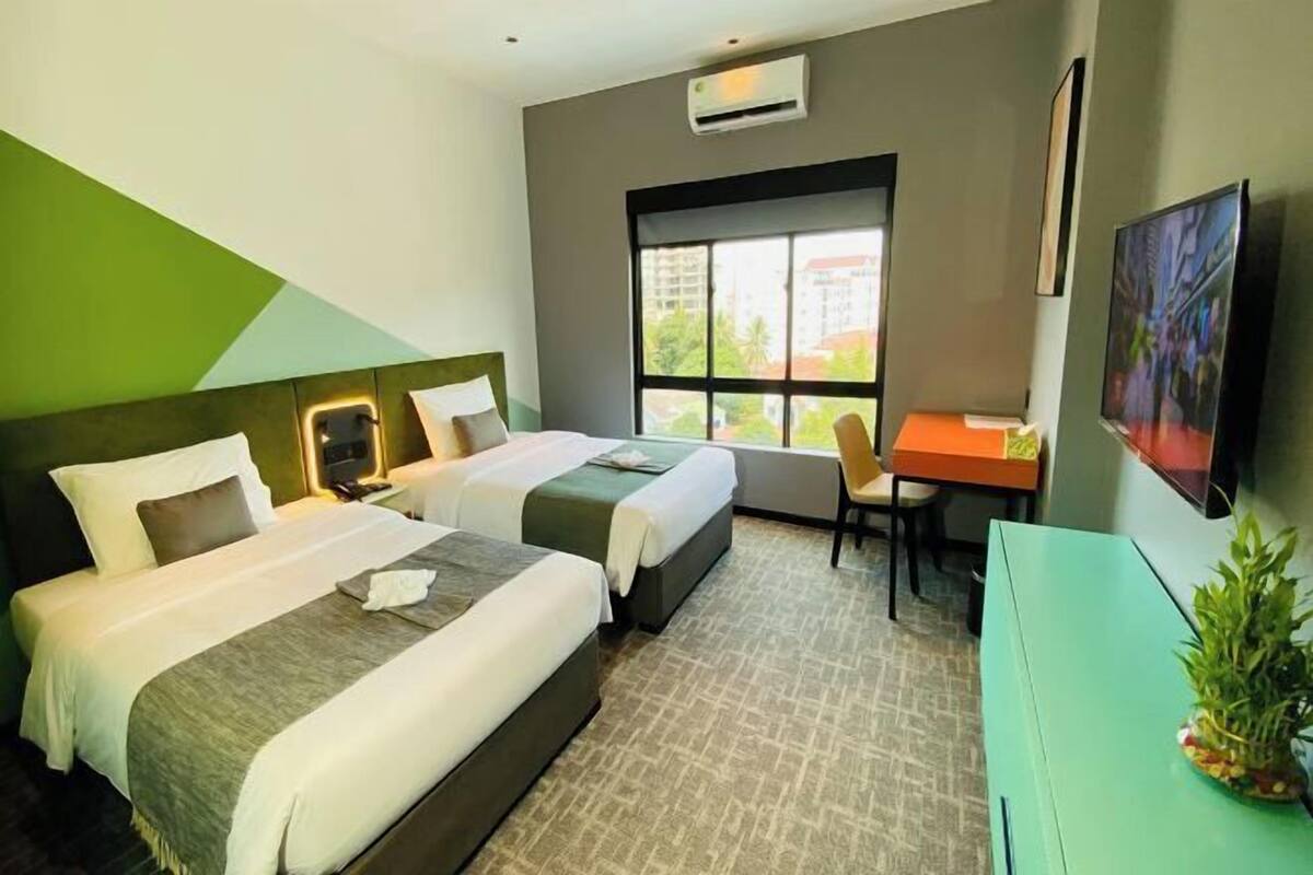Ropa de cama de alta calidad, minibar, caja fuerte y escritorio