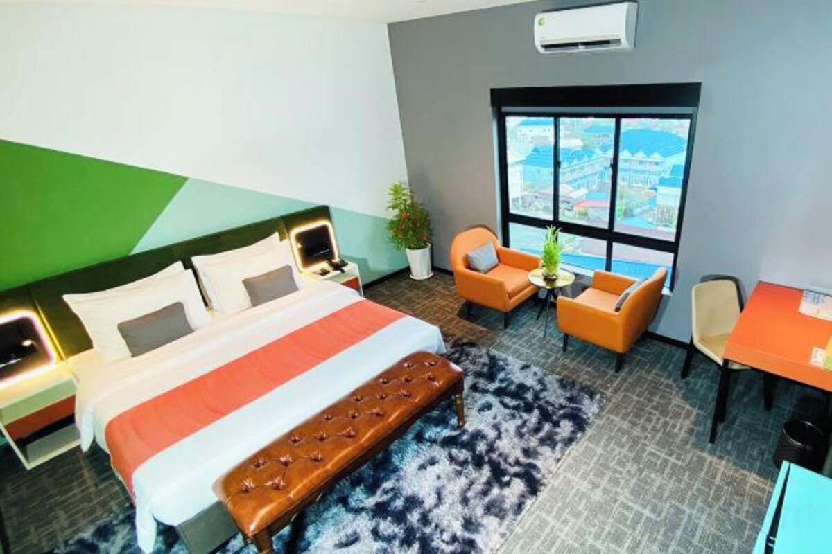 Bộ đồ giường cao cấp, minibar, két bảo mật tại phòng, bàn 
