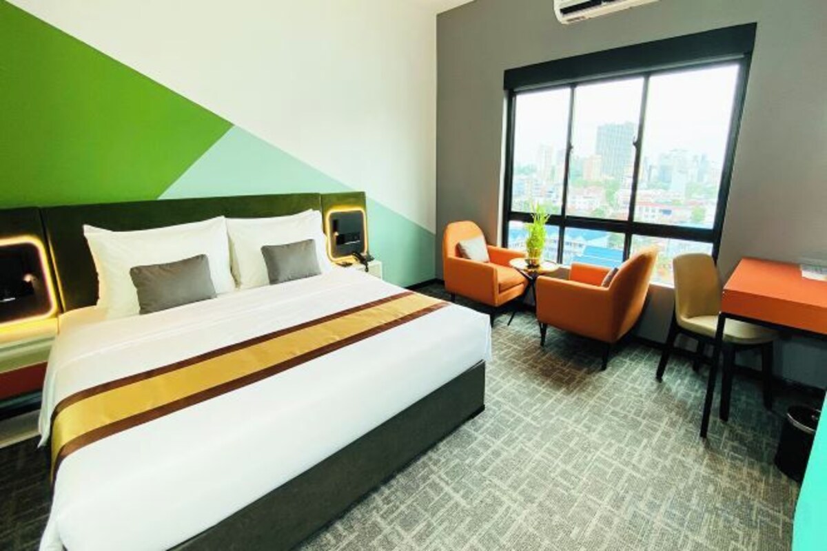 Bộ đồ giường cao cấp, minibar, két bảo mật tại phòng, bàn 