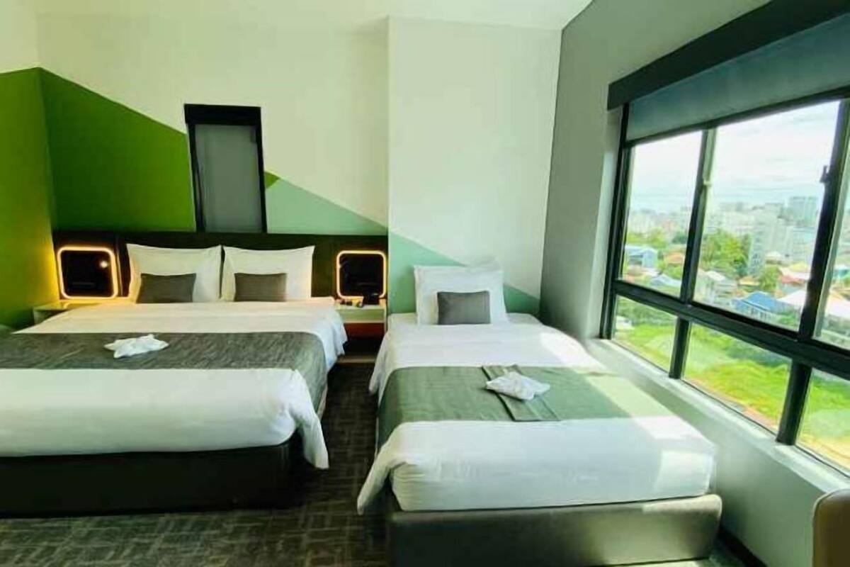 2 bedrooms, premium bedding, minibar, in-room safe