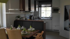A modern kitchen with a dining area. - ROB 10 for 6 people, approx. 78 sqm - holiday village Robbenplatte Burhave (2) (Butjadingen)