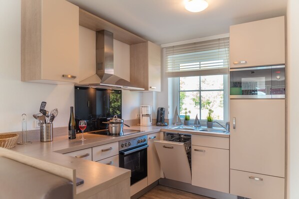 Kühlschrank, Mikrowelle, Ofen, Geschirrspüler