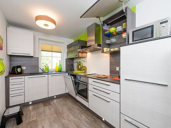 Kühlschrank, Mikrowelle, Ofen, Geschirrspüler