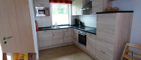 冷蔵庫、電子レンジ、オーブン、食器洗い機