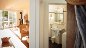 Een moderne badkamer met een grote spiegel, wastafel en een zichtbare handdoekhouder.
