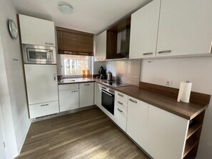 Kühlschrank, Mikrowelle, Ofen, Geschirrspüler