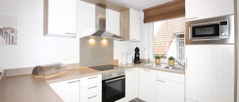 Kühlschrank, Mikrowelle, Ofen, Geschirrspüler