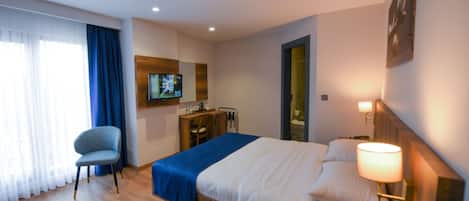 Minibaari (osa tuotteista ilmaisia), tallelokero huoneessa, työpöytä