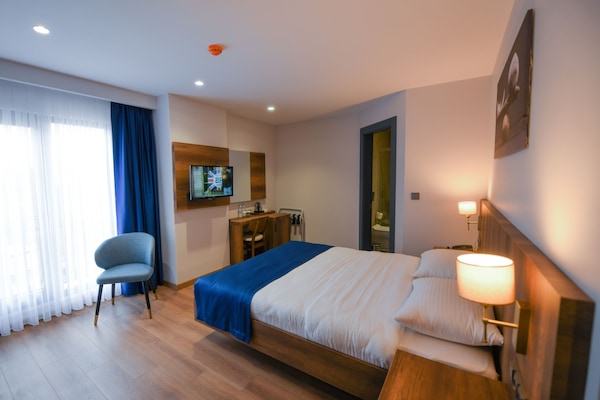 Minibar contenant certains articles gratuits, coffre-fort, bureau
