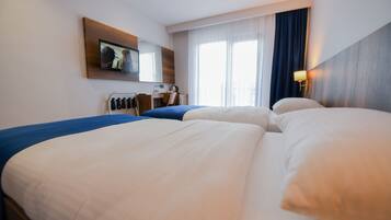 Standaard Twin kamer | Een minibar met enkele gratis items, een kluis op de kamer, een bureau