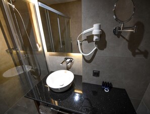 Suihku, sadesuihkupää, ilmaiset hygieniatuotteet, hiustenkuivaaja