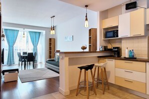 Comfort-Apartment | Wohnbereich | 110-cm-Flachbildfernseher mit Kabelempfang
