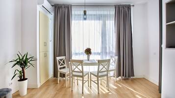Family Apartment | Private kitchen | Stovetop, cookware/dishes/utensils