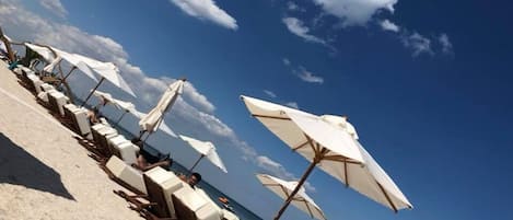 在海滩、海滩遮阳伞