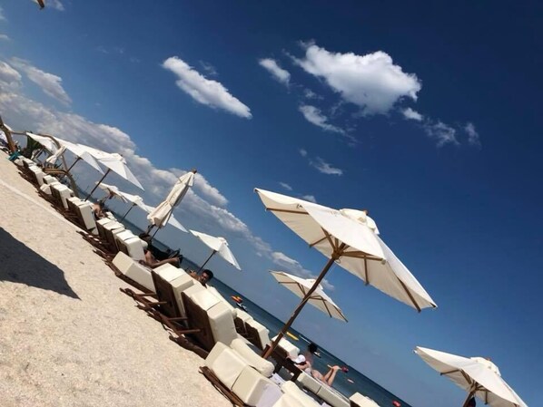 On the beach, beach umbrellas - Apartamente Onix Blue (Navodari)
