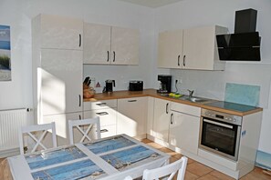 Kühlschrank, Ofen, Geschirrspüler, Hochstuhl