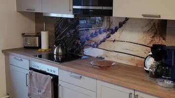 KĂŒhlschrank, Mikrowelle, Ofen, GeschirrspĂŒler