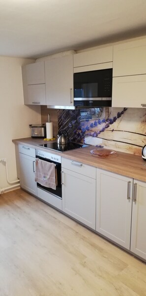 Kühlschrank, Mikrowelle, Ofen, Geschirrspüler