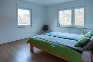 2 slaapkamers, reisbedje, wifi, beddengoed