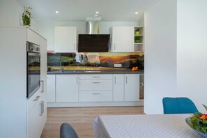 Kühlschrank, Ofen, Geschirrspüler, Wasserkocher mit Kaffee-/Teezubehör